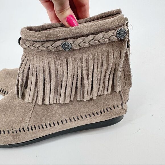 Grey Fringe Minnetonka Booties Women's Size 8 - Picture 4 of 8